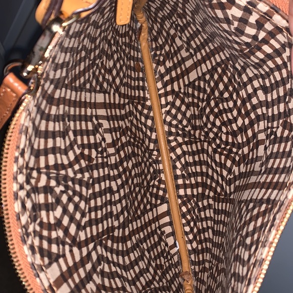 MCM Liz large reversible tote with clutch and extra strap. Great condition - Picture 4 of 15